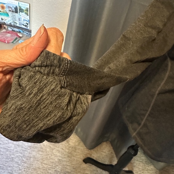 Workout top with thumb holes & built in mitts!  Med - Picture 6 of 7